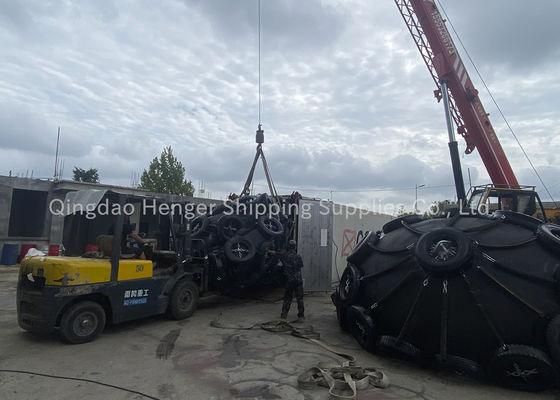 品質 ISO17357認証の空気式ゴムフェンダー、24ヶ月の保管寿命、VLCC/ULCC互換 工場