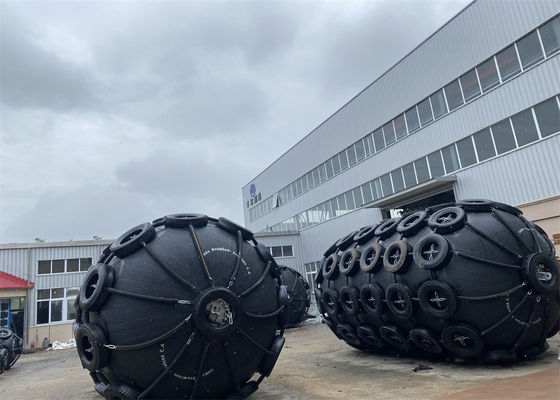 品質 50Kpa 3.3*6.5M ヨコハマ型 チェンタイヤ付き パネウマティックゴムフェンダー 工場