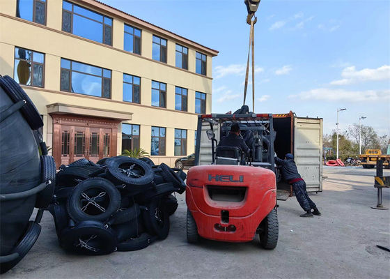 品質 浮体構造物 2.0*3.5-2.5*4.0m ISO17357 Ship-to-Ship 50kpa/80kpa 空気式ヨコハマラバーフェンダー 工場