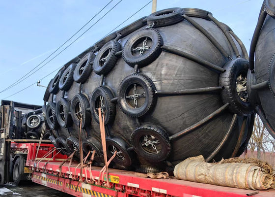 品質 ISO17357 船舶用浮きタイヤとチェーンネット 防弾ゴムフェンダー 工場