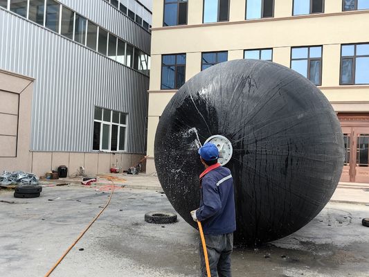 品質 ISO17357-2014 耐久性保護用海上用気圧ゴムフェンダー 工場