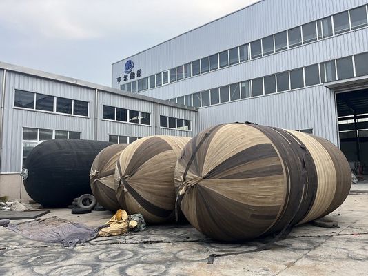 品質 0.05MPa/0.08MPa 優れた衝撃吸収能力とスリングタイプを持つ海洋ゴムフェンダー 工場