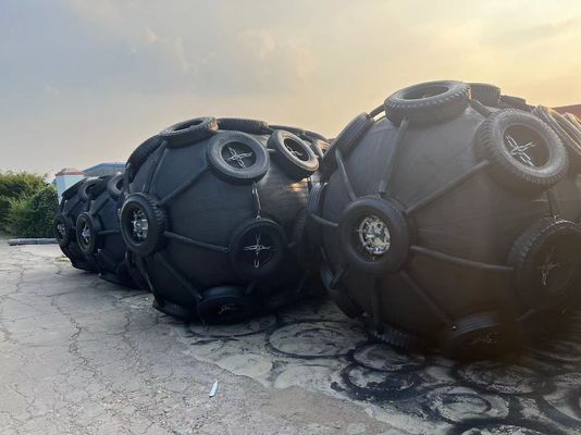 品質 質の高いSTS 50Kpa 黒色 パネウマティックゴムフェンダー ヨコハマ型フェンダー 工場