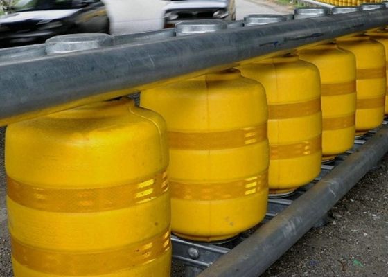 品質 PUの泡/事故を起こしがちな道のためのエヴァの交通安全のローラーの障壁のハイウェーのローラーの障壁 工場