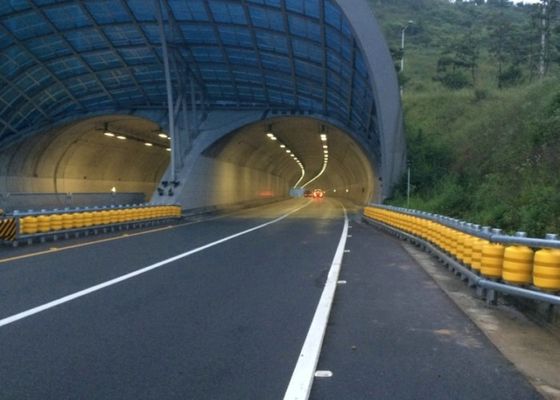 品質 反衝突衝突のクッションの設計の明るい色の安全ローラーの障壁 工場