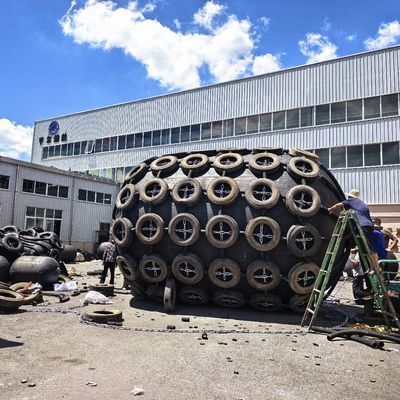 品質 CCS BV 認証付き白色空気式ゴムフェンダー、海洋作業用 工場