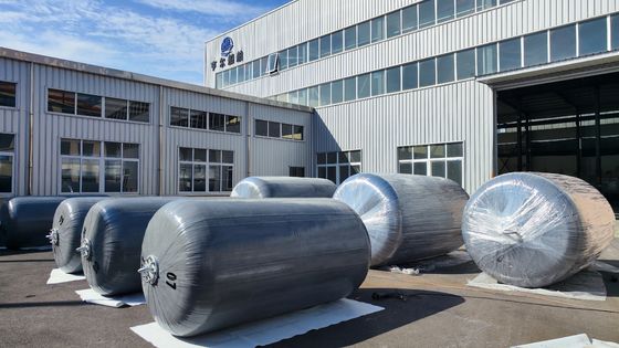 品質 高エネルギー吸収容量 泡で満たされたフェンダー オーダーメイドの高さ 黒 標準重荷船舶保護フェンダー 工場