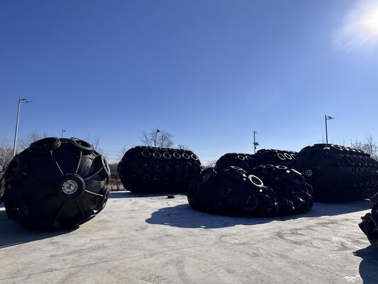 品質 船舶ボート係留 50Kpa 80Kpa ラバーフェンダー チェーン タイヤネット ヘビーデューティードックフェンダー 海洋船舶係留保護用 工場