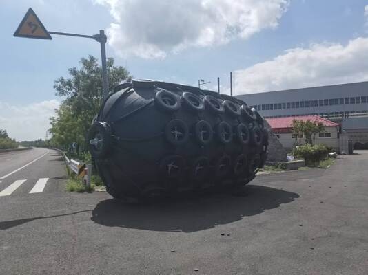 品質 氷級船舶の停泊保護のための50kpaと80kpaの圧力を持つ重荷用空気性ゴムフェンダー 工場
