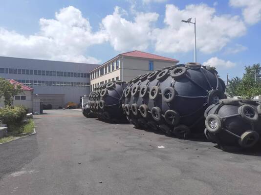 品質 氷級船舶の停泊保護のための50kpaと80kpaの圧力を持つ重荷用空気性ゴムフェンダー 工場