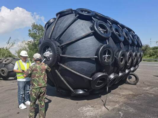 品質 High Strength Pneumatic Rubber Fender Inflatable Design for Large Tankers Bulk Carriers and Floating Marine Applications 工場