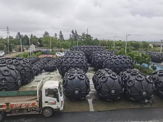 品質 High Strength Pneumatic Rubber Fender Inflatable Design for Large Tankers Bulk Carriers and Floating Marine Applications 工場