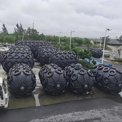 品質 Heavy Duty Pneumatic Rubber Fender Offering Excellent Performance in Protecting Marine Vessels and Facilities 工場
