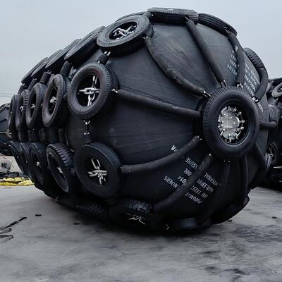 品質 Heavy Duty Pneumatic Rubber Fender Offering Excellent Performance In Protecting Marine Vessels And Facilities 工場