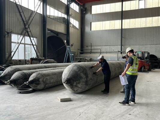 品質 Marine Rubber Airbag with Stainless Steel Mounting Hardware for Corrosion Free Installation 工場