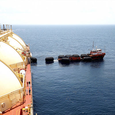 品質 低い係留力の泡が充填されたフェンダー/海洋のゴム製フェンダー50Kpaの黒色 工場