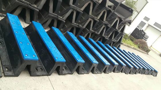 品質 H200 * L800船のための海洋のゴム製フェンダーVのタイプ フェンダー保証2年の 工場