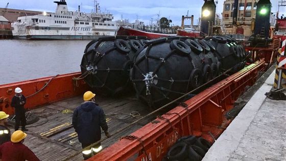 品質 50KPAサイズD2.5*L4の海洋の空気のゴム製 フェンダーの膨脹可能な浮遊ボート 工場