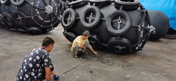 品質 タイヤおよび鎖が付いているボートの空気のゴム製 フェンダー 工場