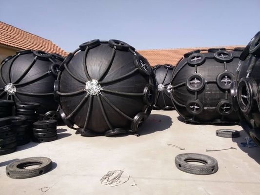 品質 空気のゴム製 フェンダーの空気の海洋のフェンダーdのタイプ フェンダーを浮かべるロープの網 工場