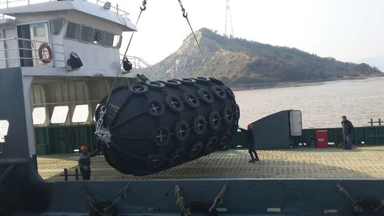品質 ロープの純空気のボートのフェンダーの空気のゴム製 フェンダーが付いているゴム製 マット 工場