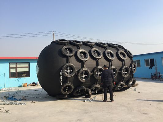 品質 タイヤが付いている50Kpa 3.3*6.5mの黒い海洋の空気のゴム製フェンダー 工場