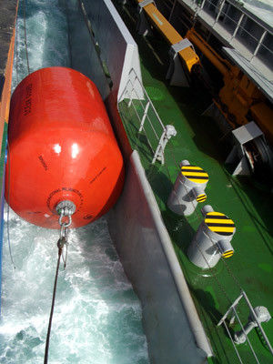 品質 D1200*2000Lの浮遊船の空気のゴム製 フェンダー泡が充填されたポリウレタン フェンダー 工場