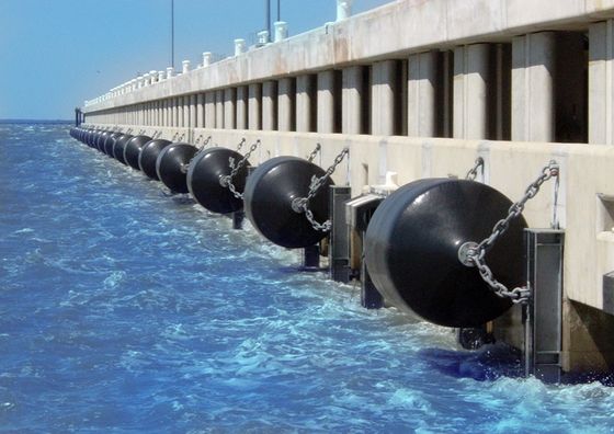 品質 吊り鎖のタイプ固体泡が充填された海洋のフェンダーおよびエヴァの円柱泡が充填されたフェンダー 工場