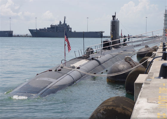 品質 50Kpa 80Kpaの油圧空気圧式海底ゴム製 フェンダーのドックの吊り鎖のタイプ 工場